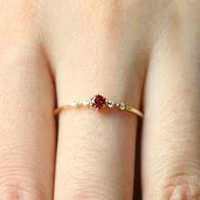 Anillo minimalista y delgado chapado en oro de 18K con circonita roja incrustada, versátil para mujeres - Rojo - Ver 9