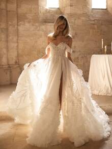 Dramatic Off-The-Shoulder Sweetheart Lace Appliqué Ruffled Tulle Ballgown Wedding Dress With High Slit & Train, Wedding Dresses For Bride, Elegant And Comfortable, Includes Plus Sizes, Bridal Gown, Formal Dresses For Women, Suitable For Wedding, Party, After-Party Dress, Cocktail Party, Bride, Party Dress, Formal Occasions, Dinner Dress, Prom Dress, Birthday Party, Celebration, Gala, Festival, Ceremony, Graduation, Homecoming Dress, Vacation, White - trắng - Xem 1