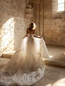 Dramatic Off-The-Shoulder Sweetheart Lace Appliqué Ruffled Tulle Ballgown Wedding Dress With High Slit & Train, Wedding Dresses For Bride, Elegant And Comfortable, Includes Plus Sizes, Bridal Gown, Formal Dresses For Women, Suitable For Wedding, Party, After-Party Dress, Cocktail Party, Bride, Party Dress, Formal Occasions, Dinner Dress, Prom Dress, Birthday Party, Celebration, Gala, Festival, Ceremony, Graduation, Homecoming Dress, Vacation, White - trắng - Xem 4