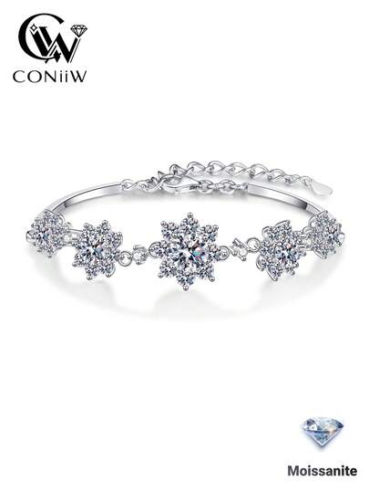 ConiiW Một chiếc vòng tay bạc 925 cổ điển, thanh lịch và tối giản với thiết kế hình bông tuyết đính đá Moissanite 2,6 carat. Món trang sức chất lượng cao này vô cùng đa năng, hoàn hảo để đeo hàng ngày cũng như trong những dịp đặc biệt như đám cưới, tiệc đính hôn, tiệc chiêu đãi và kỳ nghỉ. Đây cũng là món quà lý tưởng cho Ngày của Mẹ, lễ tốt nghiệp, đám cưới, Giáng sinh, sinh nhật và kỷ niệm.