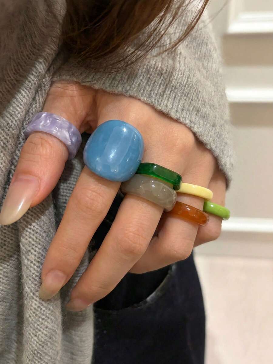 CHOSHILAR 7件套树脂戒指套装，包含细款和宽款戒指，款式多样，包括玳瑁纹、扎染和纯色设计，可叠戴，适合日常休闲佩戴，简约百搭。（注：由于采用手工扎染工艺，每枚戒指的图案都独一无二，且不同批次之间可能存在轻微色差。）