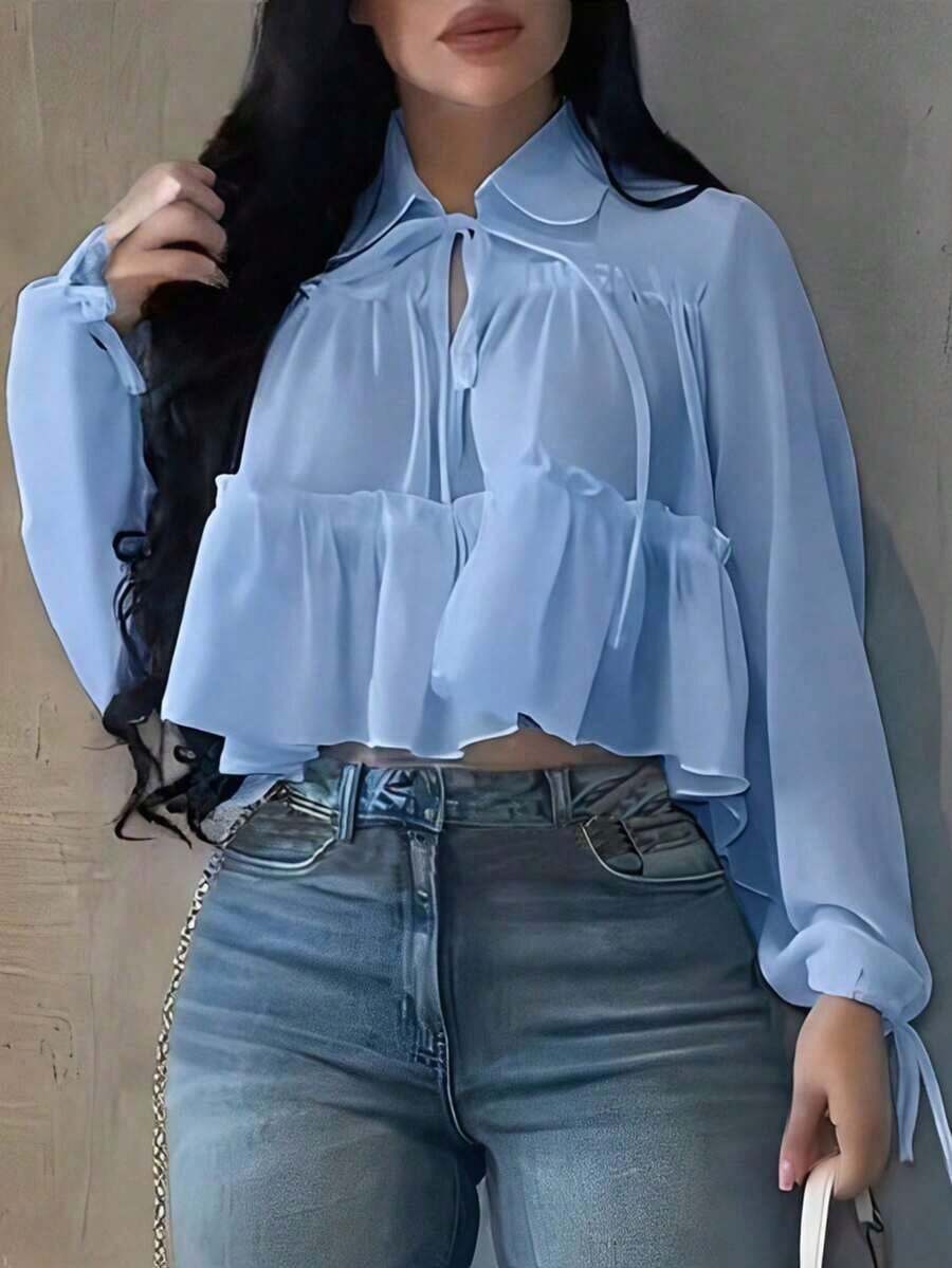 Camisa elegante y casual para mujer, diseño asimétrico, manga farol con lazo en el cuello, tela tejida de unicolor con bajo plisado, elegante para uso diario, citas, vacaciones, primavera/verano en color blanco - azul cielo - Ver 1