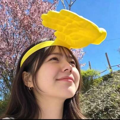 Mũ chống nắng hình lòng bàn tay ngộ nghĩnh với họa tiết hoa mẫu đơn ở ngón tay, dùng để che nắng. Một phụ kiện độc đáo không thể thiếu cho những bức ảnh ngoài trời trên bãi biển.