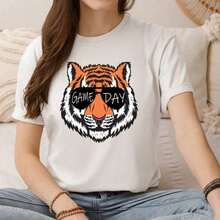Purple & Gold Game Day Tiger Shirt Unisex |   Retro Tiger Graphic Tee |   Game Day-Shirt |   Sports Fan Shirt |   College Game Day Outfit Cute Oversized Tshirts Women Round Neck Street Cotton Short Sleeved-Shirt - 白色和橙色 - 查看 2