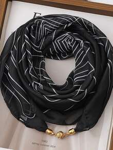 这款简约时尚的围巾采用几何线条或柔和渐变色设计，搭配精致的金属扣，增添细腻细节。秋冬季节，黑白灰款式散发着酷感，黑色是经典百搭之选，粉灰款式则柔美甜美。适合通勤、休闲聚会、旅行摄影等场合，尤其适合追求简约时尚的上班族和年轻群体。 - 彩色 - 查看 4