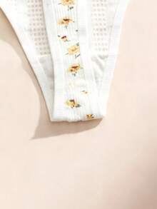Quần lót dây cotton in họa tiết dành cho nữ, mềm mại và thoáng khí với thiết kế cạp chun co giãn, thoải mái và ôm sát. Họa tiết hoa thời trang, phù hợp cho mặc hàng ngày, tối giản và tiện dụng, một món đồ không thể thiếu trong tủ quần áo của bạn. - Nhiều màu - Xem 6
