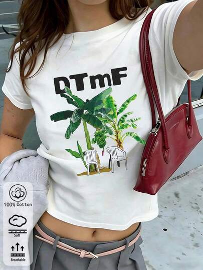 Camiseta branca de manga curta e gola redonda, estilo streetwear, 100% algodão, confortável e respirável, com estampa tropical de plantas em tons de verde, modelo versátil para o dia a dia, casual e moderno, no estilo anos 2000.