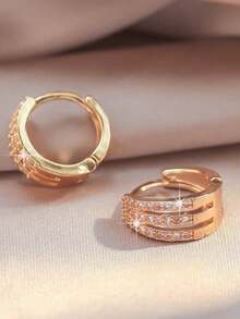 1 Pasang Anting Hoop Minimalis Elegan untuk Wanita, Anting 3 Lapis Bertatahkan Zirkonia Kubik Halus, Desain Serbaguna Cocok untuk Berbagai Acara - Emas - View 3