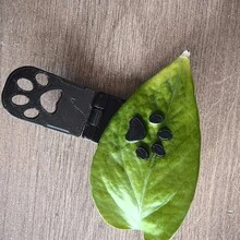 1 chiếc khuôn dập nổi hình bàn chân mèo/chó và lá cây có thể gập lại, dụng cụ cắt thủ công DIY cầm tay, in chính xác và mượt mà, tạo hình một lần họa tiết rỗng hình bàn chân thú cưng dễ thương, thích hợp cho lá cây, giấy, vật liệu mỏng, cấu trúc nắp gập an toàn. - nhiều màu - Xem 3