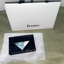 この新しい韓国風のニッチデザインクラシックトライアングルブランドのパテントレザー製三つ折り小銭入れは、小さくて可愛らしく、スタイリッシュでシンプルです。男女兼用でカードホルダーや名刺入れとしてもお使いいただけます。 - ブラック - チェックする 6