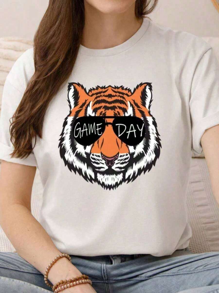 Purple & Gold Game Day Tiger Shirt Unisex | Retro Tiger Graphic Tee | Game Day-Shirt | Sports Fan Shirt | College Game Day Outfit Cute Oversized Tshirts Women Round Neck Street Cotton Short Sleeved-Shirt - 白色和橙色 - 查看 1
