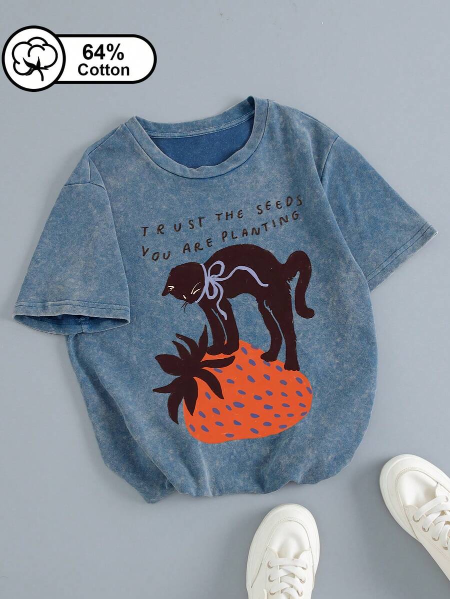 Áo thun ngắn tay nữ cỡ lớn, chất liệu 64% cotton, kiểu dáng vintage, in hình một chú mèo đen nhỏ đứng trên quả dâu tây lớn, đeo nơ màu tím nhạt, mang phong cách Nhật Bản nhẹ nhàng, thoải mái và giản dị, dễ thương, năng động, thích hợp mặc mùa hè. - Màu xanh lam - Xem 1