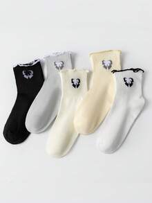 1/5 paires de chaussettes simples et mignonnes pour femmes avec volants, de couleur unie noire et blanche, pour le printemps/été. Douces et absorbantes, ne se desserrent pas facilement. Convient pour le port décontracté, la combinaison classique noir et blanc, minimaliste et épurée. Polyvalentes pour être portées avec des baskets, des chaussures en canevas, des mocassins, des robes ou des tenues décontractées. Convient pour les déplacements quotidiens, l'école et le campus. - Multicolore - Voir 2