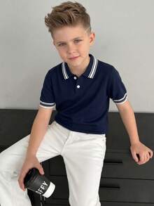 Camisa polo infantil masculina com gola em cores contrastantes, manga curta, malha fina, modelo pulôver, fechamento por botões, ideal para escola, uso diário, primavera, verão e outono. - Azul marinho - Ver 2