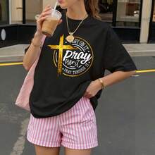 Camiseta Negra con Cruz Dorada y Texto Pray Over It para Mujer Estilo Casual Verano - Negro - Ver 3