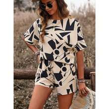 Conjunto Casual de Playa para Mujer - Blusa de Manga Murciélago + Shorts con Cinturón, Estampado Aleatorio Multicolor, Ideal para y Verano - Blanco y Negro - Ver 6