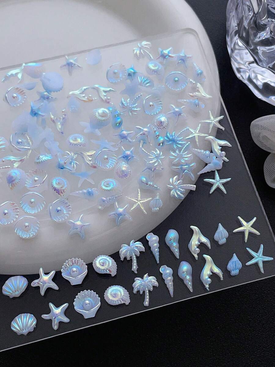 100件/包海洋风金属美甲装饰品，包括贝壳、海星、棕榈树、五角星、海豚、海螺等元素，适合海滩、音乐节、旅行和庆典DIY装饰，是美甲装饰的理想之选。