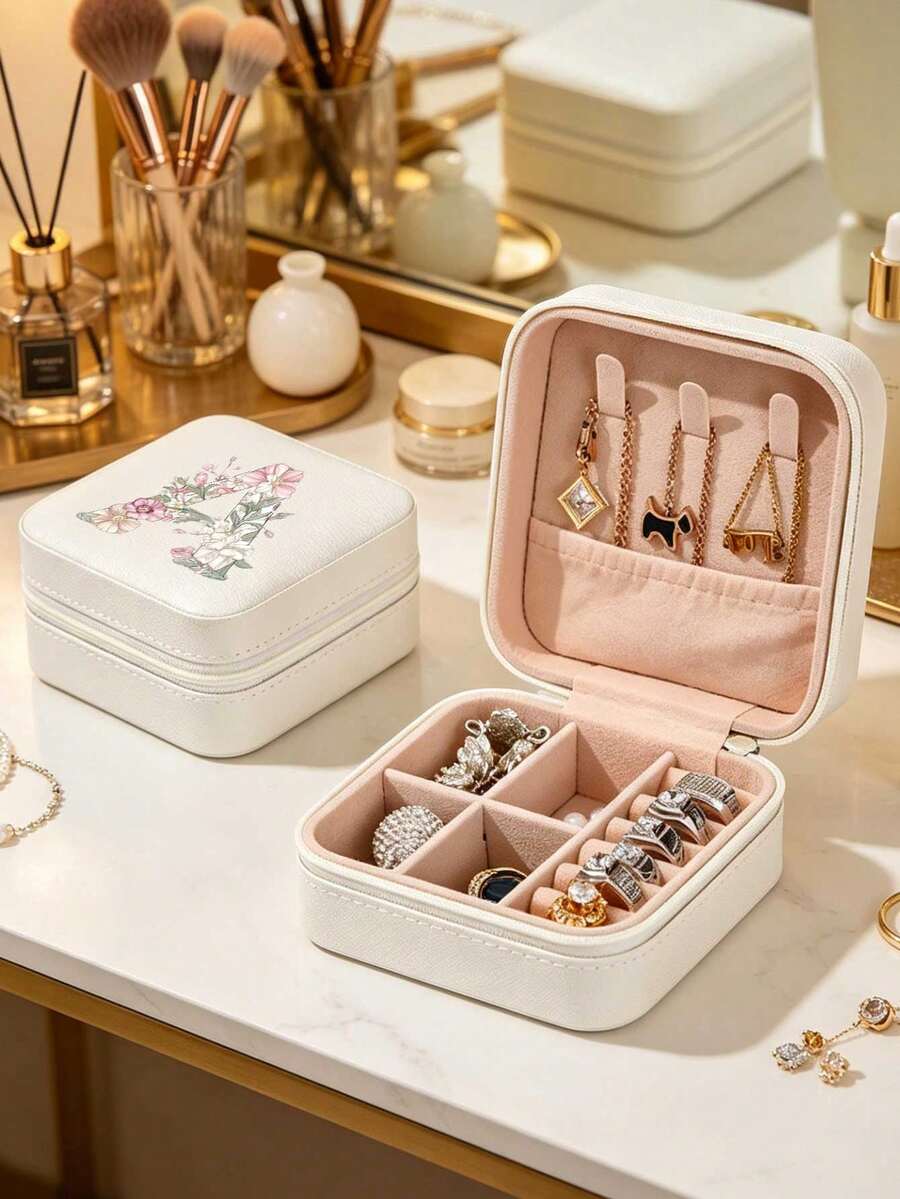这款米白色迷你首饰盒以干花和字母为主题,小巧便携,非常适合商务旅行和日常出行。它可以用来整理和存放珠宝、戒指、吊坠、耳环、项链、手镯和其他配饰。它也是送给女性的精美礼物。 - 彩色 - 查看 1