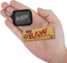 RAW Classic 1 1-4 Rolling Papers - 7 Pack - 50 Leaves Per Pack - Includes Collectible Matte Black 'D Mini Tray Keychain - MàuC - Xem 2