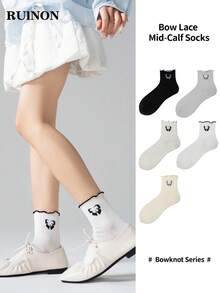 1/5 paires de chaussettes simples et mignonnes pour femmes avec volants, de couleur unie noire et blanche, pour le printemps/été. Douces et absorbantes, ne se desserrent pas facilement. Convient pour le port décontracté, la combinaison classique noir et blanc, minimaliste et épurée. Polyvalentes pour être portées avec des baskets, des chaussures en canevas, des mocassins, des robes ou des tenues décontractées. Convient pour les déplacements quotidiens, l'école et le campus. - Multicolore - Voir 1