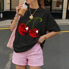 Camiseta Negra con Estampado de Cerezas Rojas y Corazones para Verano - Negro - Ver 3