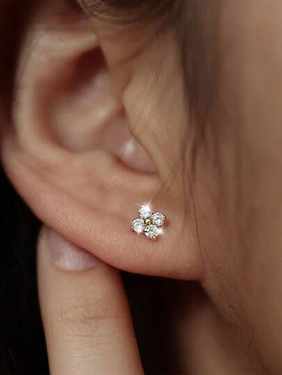 Bông tai hình cỏ bốn lá bằng bạc Sterling S925 đính đá Zirconia, có 2 màu để lựa chọn, đính kim cương nhỏ tinh tế, không gây dị ứng, phù hợp cho công sở và làm quà tặng.