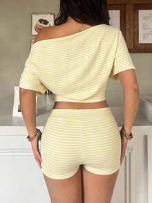 Set de 2 piezas con top de manga corta con hombro asimétrico y rayas, y shorts de talle bajo para mujer, para primavera/verano - Amarillo claro - Ver 2