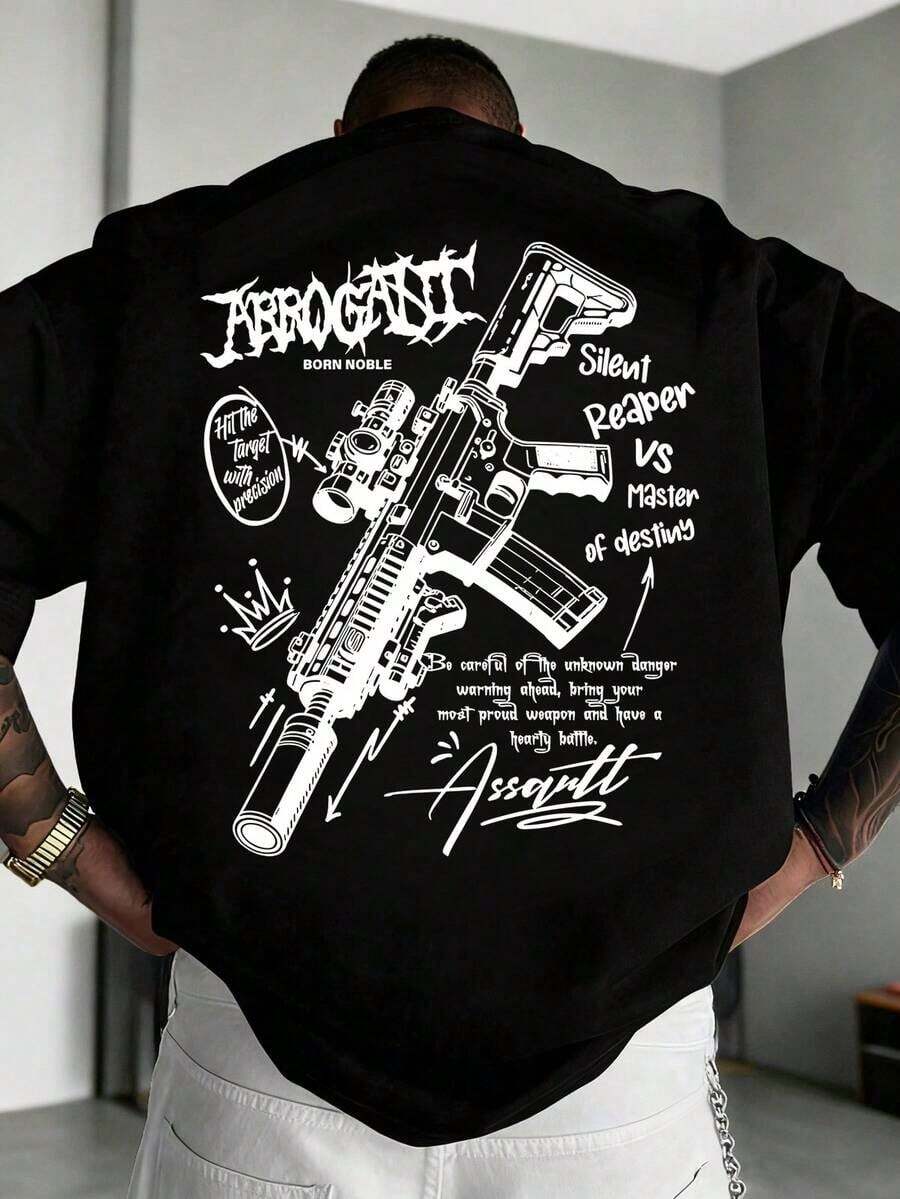 Camiseta de manga corta de cuello redondo con estampado de arma y texto en inglés para hombre, de corte holgado y casual.Diseño exquisito, esencial para el verano, fácil de combinar - Negro - Ver 1