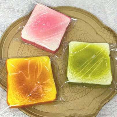 Đồ chơi bóp mềm hình bánh mì nhiều màu sắc có mùi thơm, độ đàn hồi chậm, giúp giảm căng thẳng, thích hợp làm quà tặng trong các bữa tiệc và để thư giãn.