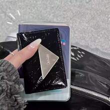 この新しい韓国風のニッチデザインクラシックトライアングルブランドのパテントレザー製三つ折り小銭入れは、小さくて可愛らしく、スタイリッシュでシンプルです。男女兼用でカードホルダーや名刺入れとしてもお使いいただけます。 - ブラック - チェックする 5