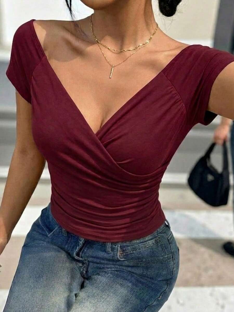 Blusa manga corta, escote cruzado en V, corte ajustado, diseño elegante y sofisticado, tejido suave y elástico, prenda ideal para oficina, eventos sociales, salidas formales o casuales - Burdeos - Ver 1