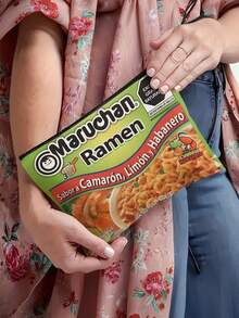 1 pieza Bolsa cosmética divertida de Maruchan Ramen: una bolsa con cremallera y estampado de comida novedoso. Este organizador de viaje lindo, ligero y plegable sirve como una bolsa cosmética versátil, mini bolsa de maquillaje, estuche de accesorios de viaje, soporte para brochas y contenedor de almacenamiento general, convirtiéndolo en un accesorio de viaje absolutamente esencial para cualquier mujer. - Multicolor - Ver 4