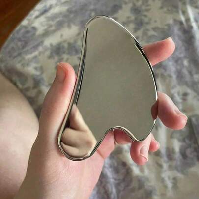 1 chiếc bảng Gua Sha hình trái tim, dùng để massage mặt, bảng massage thư giãn cơ bắp cầm tay, dụng cụ Gua Sha massage mặt - Dụng cụ massage mặt - Bảng Gua Sha kim loại nhẵn và bền, dùng cho mặt và cơ thể, giảm sưng tấy - Bảng massage Gua Sha hình trái tim (Bạc) Dụng cụ Gua Sha massage mặt Bảng Gua Sha