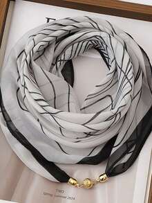 这款简约时尚的围巾采用几何线条或柔和渐变色设计，搭配精致的金属扣，增添细腻细节。秋冬季节，黑白灰款式散发着酷感，黑色是经典百搭之选，粉灰款式则柔美甜美。适合通勤、休闲聚会、旅行摄影等场合，尤其适合追求简约时尚的上班族和年轻群体。 - 彩色 - 查看 10