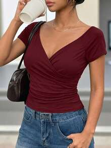 Blusa manga corta, escote cruzado en V, corte ajustado, diseño elegante y sofisticado, tejido suave y elástico, prenda ideal para oficina, eventos sociales, salidas formales o casuales - Burdeos - Ver 2