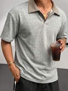 1件男士短袖 Polo 衫，格紋拼接領，抗皺易打理，輕量成熟休閒風，適合夏季通勤休閒街頭穿搭，版型偏大，建議選小一號以獲得更好貼合度 - 灰色 - 查看 2
