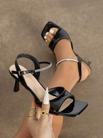 Giày cao gót đế bệt tráng gương cho nữ, kiểu dáng ôm eo, thời trang cho các bữa tiệc, tụ họp, sự kiện ngoài trời mùa xuân/hè, sandal hở mũi thanh lịch, gót vuông nhỏ, gợi cảm, kết hợp với chất liệu vải màu trơn cao cấp, quai đính đá lấp lánh, giày cao gót màu đen duyên dáng và tinh tế, giày nữ sang trọng, sandal cao gót thời trang.