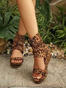 Giày sandal/boot nữ đế xuồng dày dặn, thoải mái, quai cổ điển, chất liệu cao cấp, họa tiết da báo, chống trượt, đế mềm, mũi tròn, màu nâu, khóa cài chắc chắn. Chất liệu mềm mại, thân thiện với da. Thoải mái khi mang. Mua ngay, bạn sẽ không hối hận. Thể hiện vẻ đẹp hoang dã của bạn. Có thể bảo vệ khớp tốt khi mang trong nhà có điều hòa. - màu nâu - Xem 5