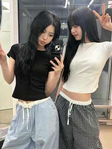 2件組女款圓領短袖T恤，夏季新款純色休閒百搭，美式辣妹風時尚修身短版上衣 - 黑色+白色 - 查看 9
