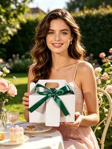 尖顶迎宾主题礼盒，配有丝带和标签，尺寸为 6*3.5*3.2 英寸。大号纸质迎宾礼盒，适用于婚礼宾客回礼、伴娘礼物和婚前派对纪念品（深绿色）。 - 白色+墨綠絲帶+吊牌 - 查看 12