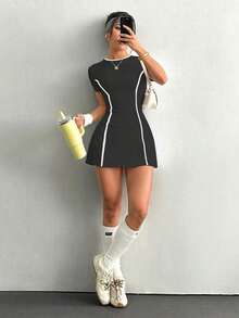 Dewbera Vestido deportivo blanco de manga corta y ajuste delgado para mujer con pantalones cortos y bolsillo para teléfono, para entrenamiento de tenis y actividades al aire libre - Gris Oscuro - Ver 4