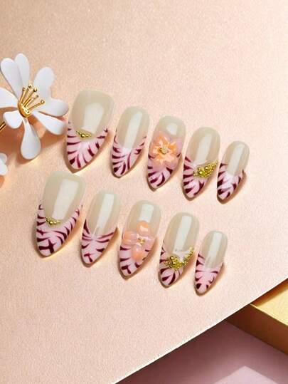 Bộ 10 móng tay giả hình hạnh nhân cỡ trung bình, nền trắng sữa với họa tiết vằn ngựa hồng ở đầu móng kiểu Pháp, hoa 3D màu cam nhạt (nhũ vàng ở giữa) và trang trí ngọc trai vàng, phong cách ngọt ngào và quyến rũ, dụng cụ làm móng thủ công 100% có thể tái sử dụng, bao gồm 1 miếng dán keo dạng gel, 1 que đẩy móng và 1 dũa móng, phù hợp cho sử dụng hàng ngày hoặc dự tiệc.