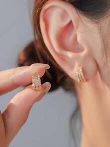 1 Pasang Anting Hoop Minimalis Elegan untuk Wanita, Anting 3 Lapis Bertatahkan Zirkonia Kubik Halus, Desain Serbaguna Cocok untuk Berbagai Acara - Emas - View 6