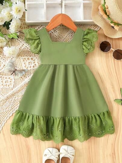 Đầm không tay kiểu rừng xanh tươi mát mùa xuân/hè cho bé gái, màu chủ đạo là xanh ô liu, trang trí tay áo bồng bềnh bằng ren, viền gấu thêu rỗng và nơ phía sau, kiểu dáng ngọt ngào và dễ thương, phù hợp cho những buổi đi chơi thường ngày và các hoạt động mẹ con.