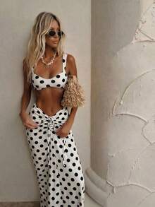 女士波点吊带背心和抽绳半身裙两件套。方领吊带背心凸显颈部和肩部线条。度假 - 黑與白 - 查看 1