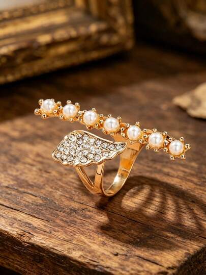 1 chiếc nhẫn thiết kế cánh quạt độc đáo, nhẫn bướm ngọc trai cổ điển, khác biệt và không theo xu hướng chính thống, đeo lên toát lên vẻ thanh lịch nhẹ nhàng, thiết kế mở giúp dễ dàng điều chỉnh kích cỡ, phụ kiện tinh tế cần thiết cho các dịp hàng ngày hoặc trang trọng.