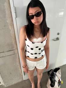 YeonC 女士白色波点吊带露脐上衣，高弹涤纶背心，适合夏季街头休闲穿着 - 白色 - 查看 2
