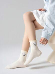 1/5 paires de chaussettes simples et mignonnes pour femmes avec volants, de couleur unie noire et blanche, pour le printemps/été. Douces et absorbantes, ne se desserrent pas facilement. Convient pour le port décontracté, la combinaison classique noir et blanc, minimaliste et épurée. Polyvalentes pour être portées avec des baskets, des chaussures en canevas, des mocassins, des robes ou des tenues décontractées. Convient pour les déplacements quotidiens, l'école et le campus. - Multicolore - Voir 5