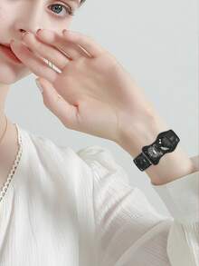 1 pieza Correa de reloj con patrón de libro grabado, compatible con correas de en tallas de 40mm, 41mm, 42mm, 44mm, 45mm, 46mm y 49mm. Estilo casual/deportivo, suave y cómodo, correa de silicona grabada, compatible con Apple Watch SE 11 10 9 8 7 5 4 3 Ultra Series. Esta correa de smartwatch con estilo universitario es adecuada tanto para hombres como para mujeres. - Imagen del libro A - Blanco y negro - Ver 9
