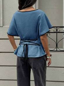 Blusa informal femenina de verano manga corta, cuello barco con borde contrastante, cintura fruncida con cordón lateral ajustable. Tela transpirable caída suave, estilo elegante de oficina, ideal para uso diario y trabajo. - Niebla azul - Ver 2